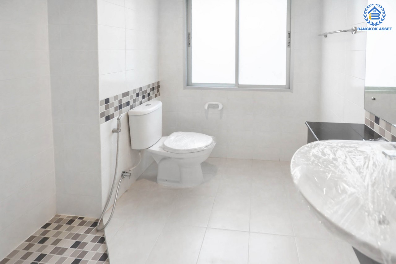 บ้านมือสองตกแต่งใหม่ ม.วิสต้าปาร์ค แจ้งวัฒนะ ทาวน์โฮม 3 ชั้น บนเนื้อที่ 22.8 ตร.ว. ฟังก์ชัน 3 ห้องนอน 3 ห้องน้ำ Master Bedroom เชื่อมต่อ Walk in Closet พร้อม Built-in ตู้เสื้อผ้าดีไซน์เรียบหรู บนทำเลโซนเมือง ใกล้ทางด่วน และเซ็นทรัลแจ้งวัฒนะ และเพียง 10 นาทีถึง รถไฟฟ้า "สถานีศูนย์ราชการนนทบุรี"